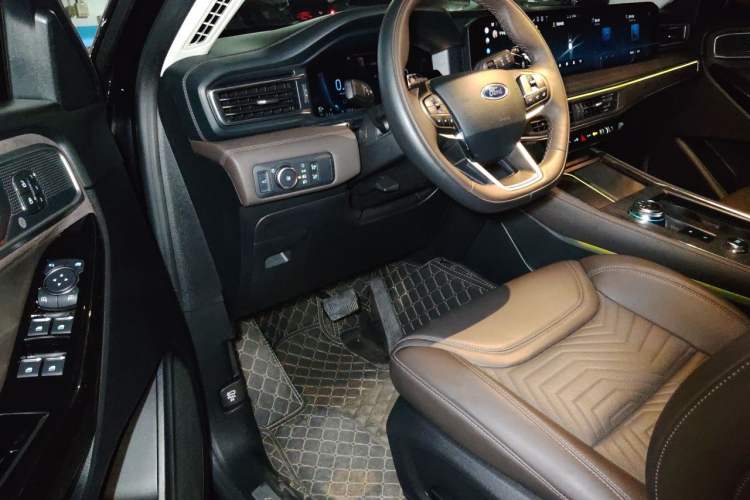 Used Ford Explorer 2024 2.3T EcoBoost Four-Wheel Drive Titanium Edition 7 Seats Driver Seat