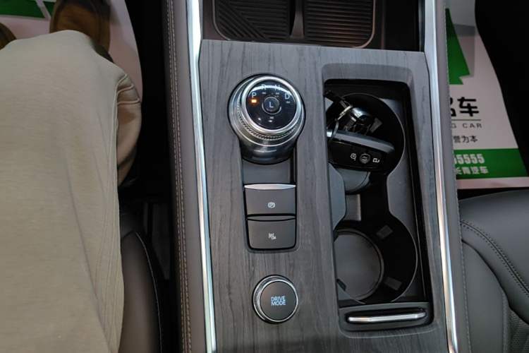 Used Ford Explorer 2024 2.3T EcoBoost Four-Wheel Drive Titanium Edition 6 Seats Gear Lever