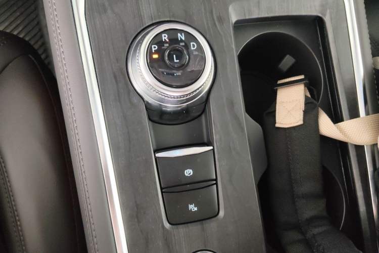 Used Ford Explorer 2024 2.3T EcoBoost Four-Wheel Drive Titanium Edition 6 Seats Gear Lever