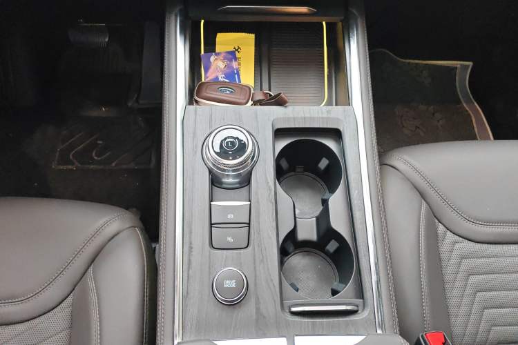 Used Ford Explorer 2024 2.3T EcoBoost Four-Wheel Drive Titanium Edition 7 Seats Gear Lever