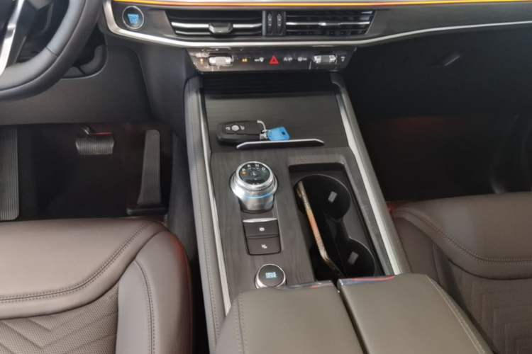 Used Ford Explorer 2024 2.3T EcoBoost Four-Wheel Drive Titanium Edition 6 Seats Gear Lever