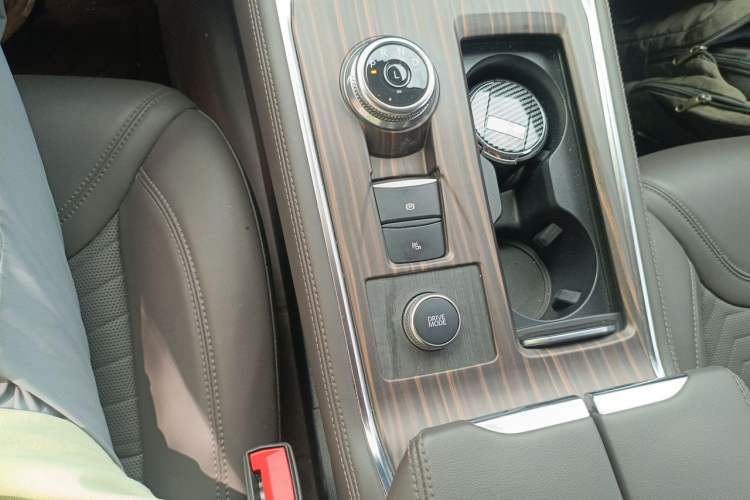 Used Ford Explorer 2024 2.3T EcoBoost Four-Wheel Drive Titanium Edition 7 Seats Gear Lever