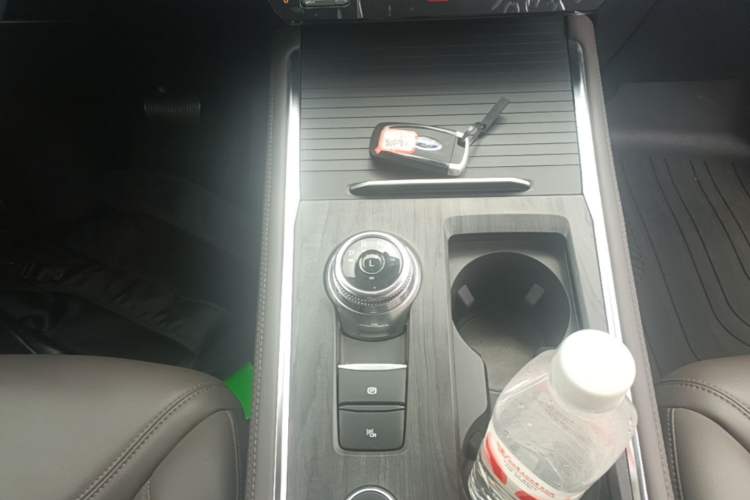 Used Ford Explorer 2024 2.3T EcoBoost Four-Wheel Drive Titanium Edition 6 Seats Gear Lever
