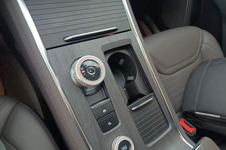 Used Ford Explorer 2024 2.3T EcoBoost Four-Wheel Drive Titanium Edition 6 Seats Gear Lever