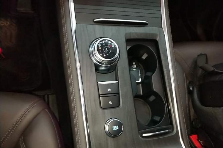 Used Ford Explorer 2024 2.3T EcoBoost Four-Wheel Drive Titanium Edition 6 Seats Gear Lever