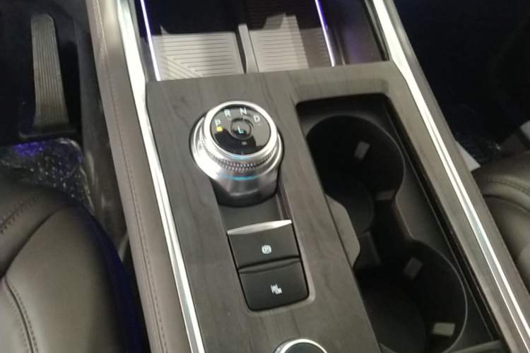 Used Ford Explorer 2024 2.3T EcoBoost Four-Wheel Drive Titanium Edition 6 Seats Gear Lever