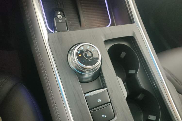 Used Ford Explorer 2024 2.3T EcoBoost Four-Wheel Drive Titanium Edition 6 Seats Gear Lever