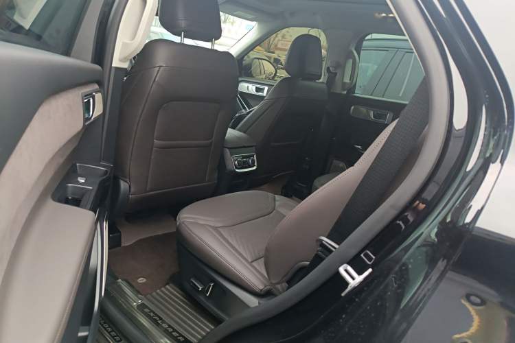 Used Ford Explorer 2024 2.3T EcoBoost Four-Wheel Drive Titanium Edition 6 Seats Interior 4