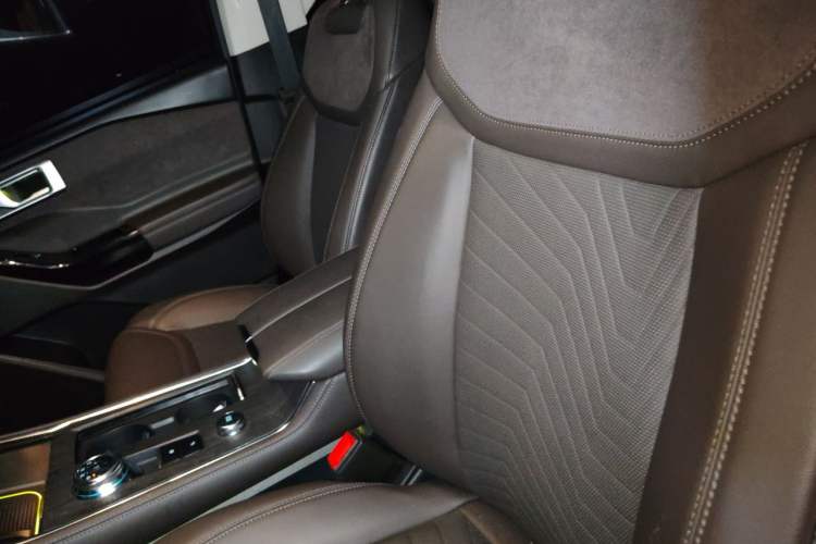 Used Ford Explorer 2024 2.3T EcoBoost Four-Wheel Drive Titanium Edition 7 Seats Left Front Seat