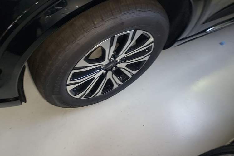 Used Ford Explorer 2024 2.3T EcoBoost Four-Wheel Drive Titanium Edition 7 Seats Left Front Wheel Hub