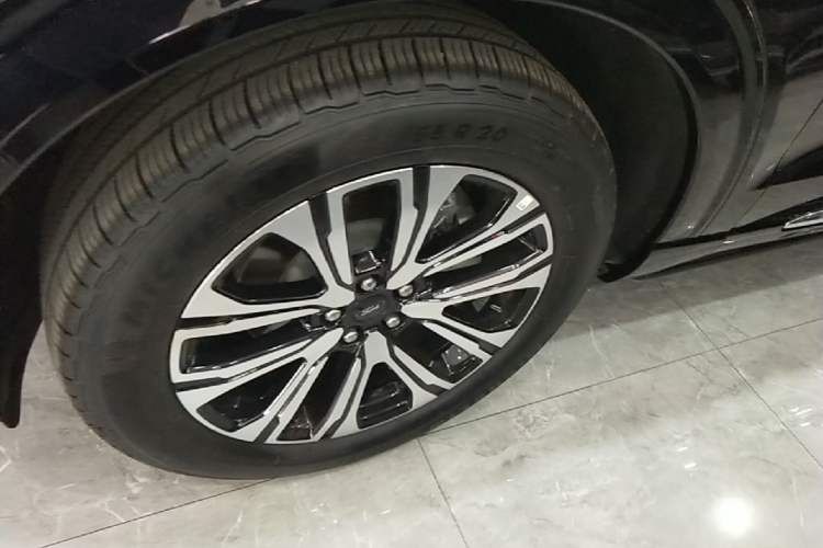 Used Ford Explorer 2024 2.3T EcoBoost Four-Wheel Drive Titanium Edition 6 Seats Left Front Wheel Hub