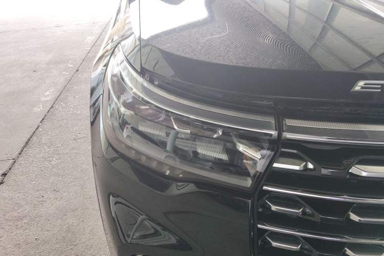 Used Ford Explorer 2024 2.3T EcoBoost Four-Wheel Drive Titanium Edition 6 Seats Right Front Headlight