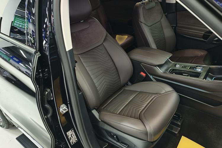 Used Ford Explorer 2024 2.3T EcoBoost Four-Wheel Drive Titanium Edition 7 Seats Right Front Seat