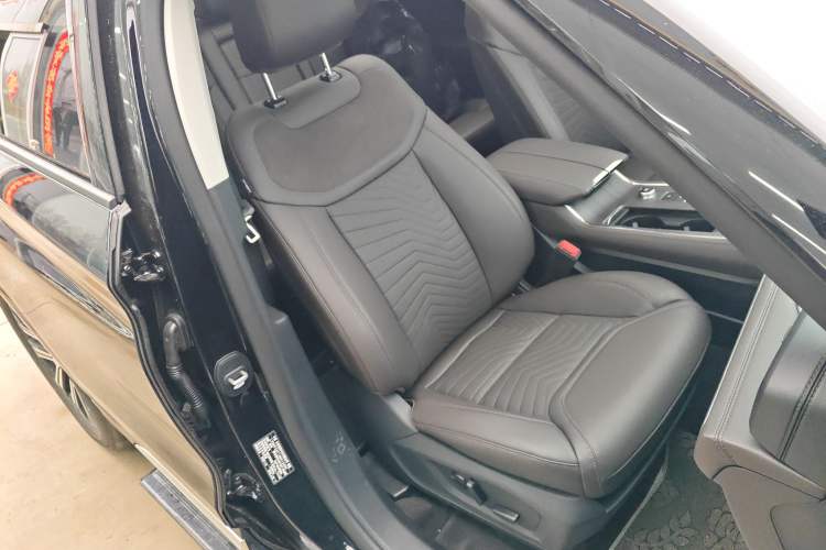 Used Ford Explorer 2024 2.3T EcoBoost Four-Wheel Drive Titanium Edition 7 Seats Right Front Seat
