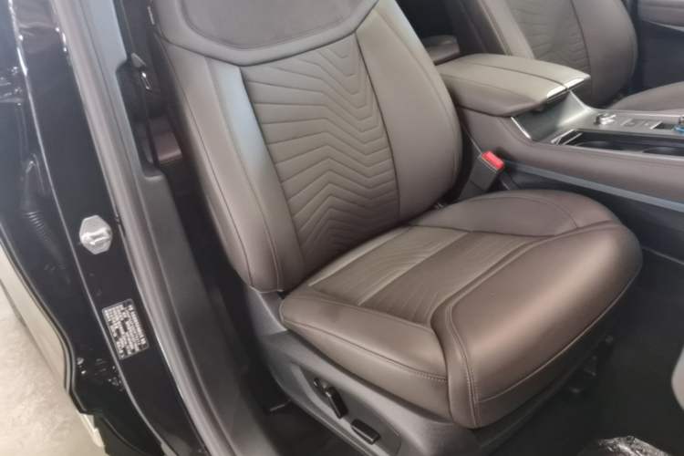 Used Ford Explorer 2024 2.3T EcoBoost Four-Wheel Drive Titanium Edition 6 Seats Right Front Seat