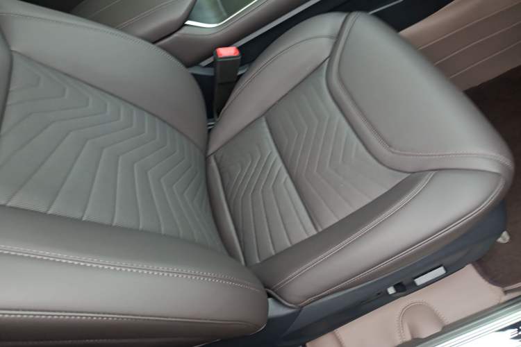 Used Ford Explorer 2024 2.3T EcoBoost Four-Wheel Drive Titanium Edition 6 Seats Right Front Seat