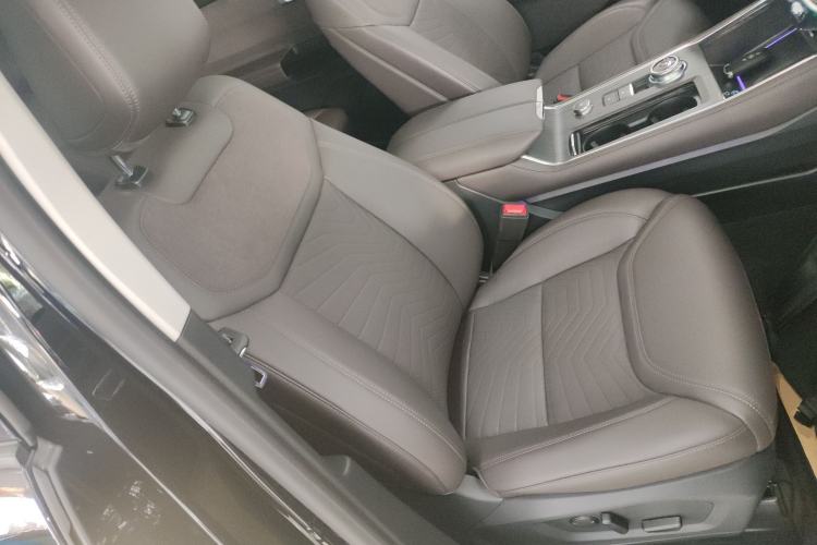 Used Ford Explorer 2024 2.3T EcoBoost Four-Wheel Drive Titanium Edition 6 Seats Right Front Seat