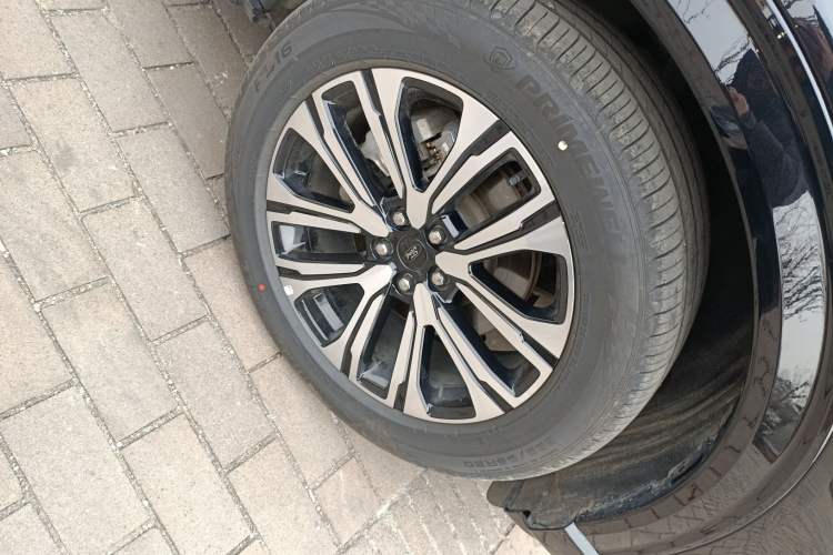 Used Ford Explorer 2024 2.3T EcoBoost Four-Wheel Drive Titanium Edition 6 Seats Right Front Wheel Hub