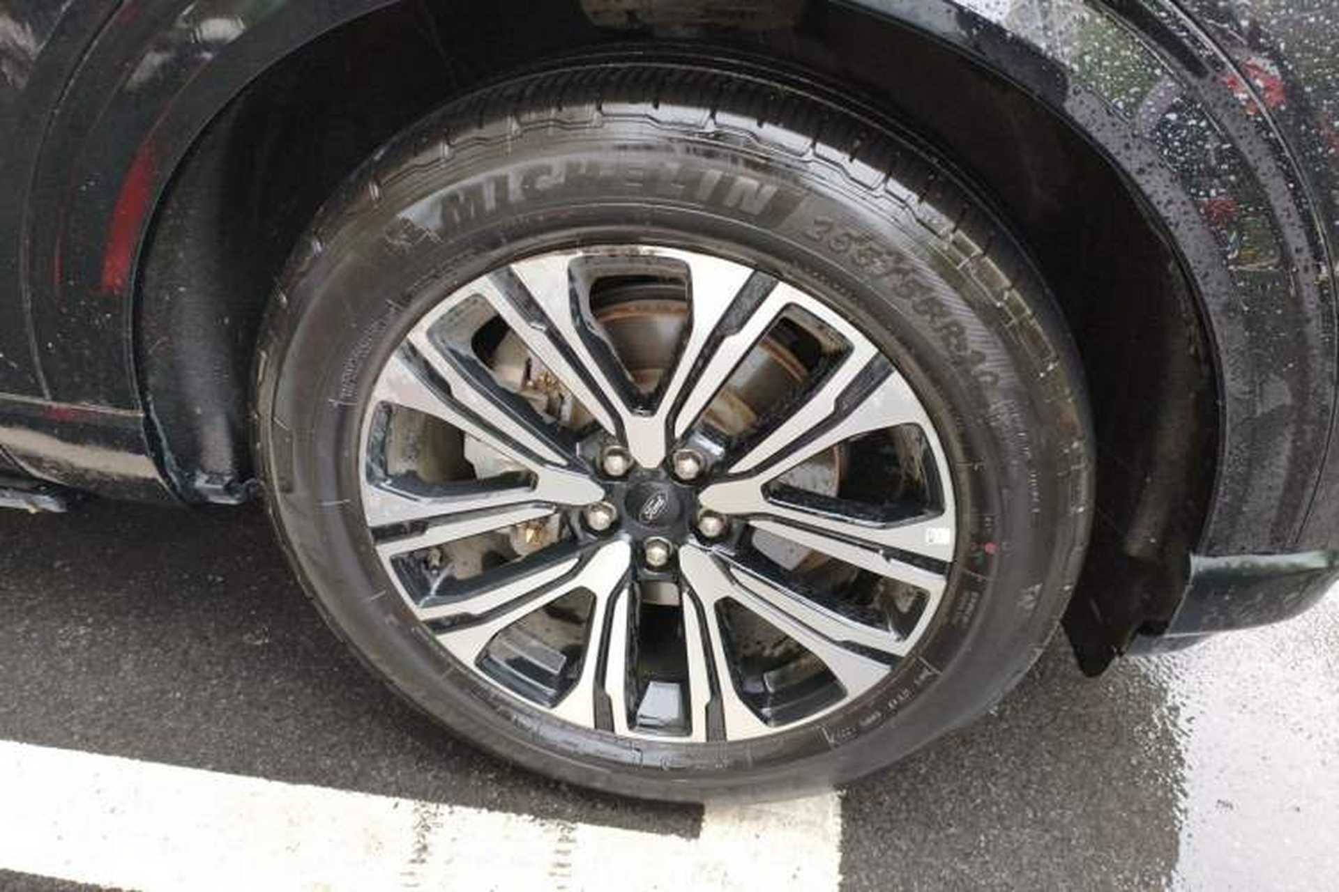 Used Ford Explorer 2024 2.3T EcoBoost Four-Wheel Drive Titanium Edition 6 Seats Right Front Wheel Hub