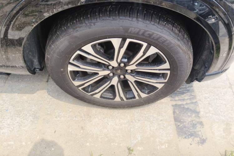 Used Ford Explorer 2024 2.3T EcoBoost Four-Wheel Drive Titanium Edition 6 Seats Right Front Wheel Hub