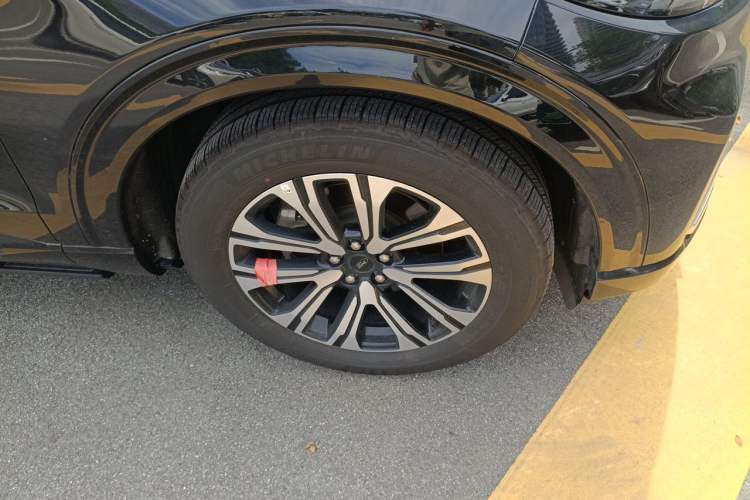 Used Ford Explorer 2024 2.3T EcoBoost Four-Wheel Drive Titanium Edition 7 Seats Right Front Wheel Hub