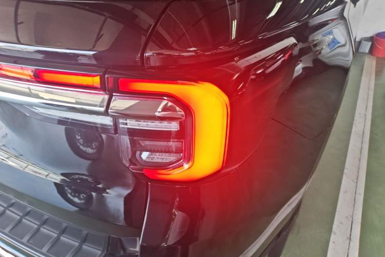 Used Ford Explorer 2024 2.3T EcoBoost All-Wheel Drive Stylish Plus Version 7 Seats Right Rear Taillight