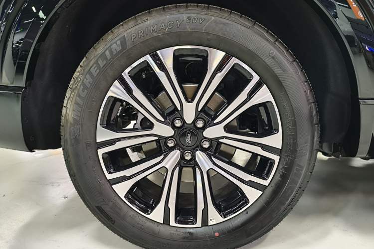 Used Ford Explorer 2024 2.3T EcoBoost Four-Wheel Drive Titanium Edition 7 Seats Right Rear Wheel Hub