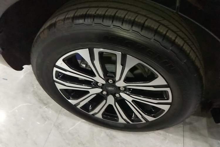 Used Ford Explorer 2024 2.3T EcoBoost Four-Wheel Drive Titanium Edition 6 Seats Right Rear Wheel Hub