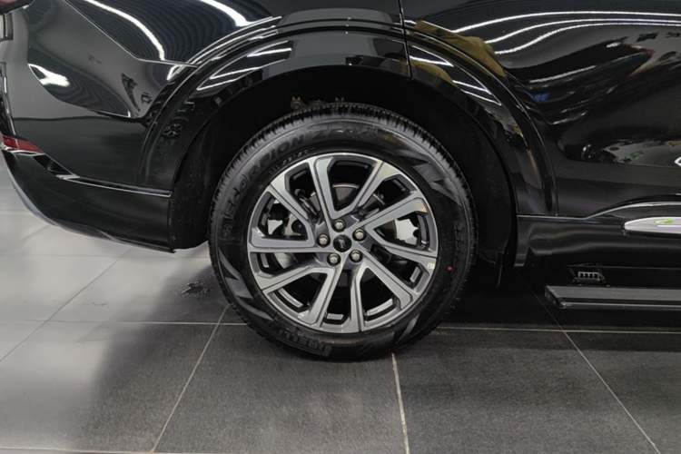 Used Ford Explorer 2024 2.3T EcoBoost All-Wheel Drive Stylish Plus Version 7 Seats Right Rear Wheel Hub