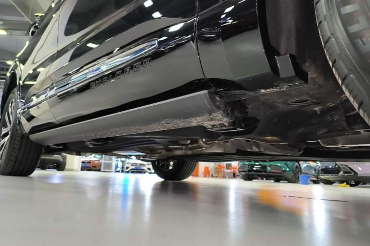 Used Ford Explorer 2024 2.3T EcoBoost Four-Wheel Drive Titanium Edition 7 Seats Right Side Sill