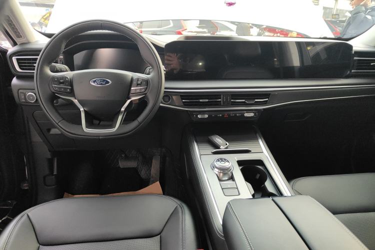 Used Ford Explorer 2024 2.3T EcoBoost Rear-Drive Trend Edition 6-Seater Center Console