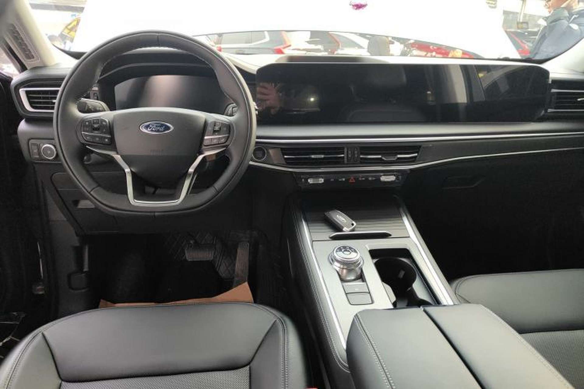 Used Ford Explorer 2024 2.3T EcoBoost Rear-Drive Trend Edition 6-Seater Center Console