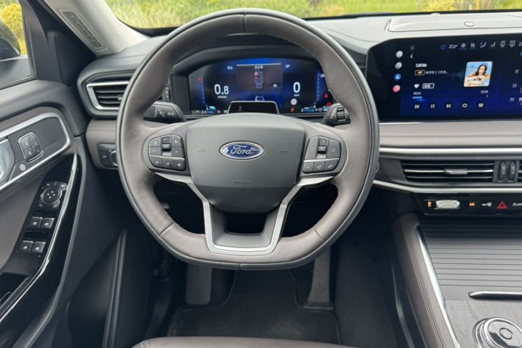 Used Ford Explorer 2024 2.3T EcoBoost Four-Wheel Drive Titanium Edition 6 Seats Interior 2