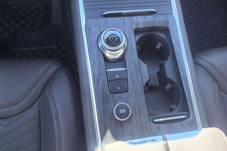 Used Ford Explorer 2024 2.3T EcoBoost Four-Wheel Drive Titanium Edition 6 Seats Interior 3