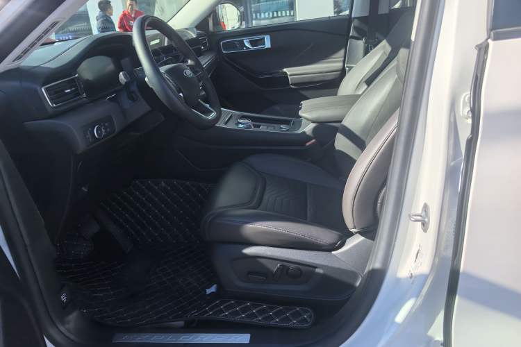 Used Ford Explorer 2024 2.3T EcoBoost Four-Wheel Drive Titanium Edition 6 Seats Interior 4