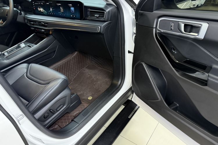 Used Ford Explorer 2024 2.3T EcoBoost All-Wheel Drive Stylish Plus Version 7 Seats Interior 5