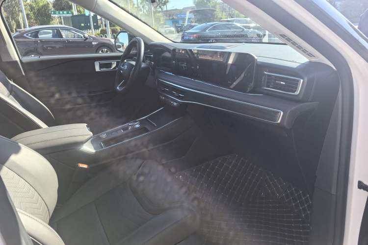 Used Ford Explorer 2024 2.3T EcoBoost Four-Wheel Drive Titanium Edition 6 Seats Interior 9