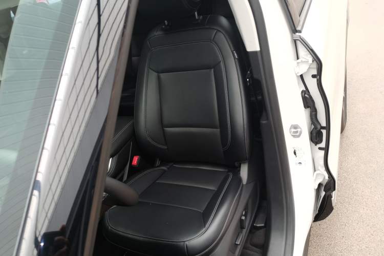 Used Ford Explorer 2024 2.3T EcoBoost Rear-Drive Trend Edition 6-Seater Left Front Seat