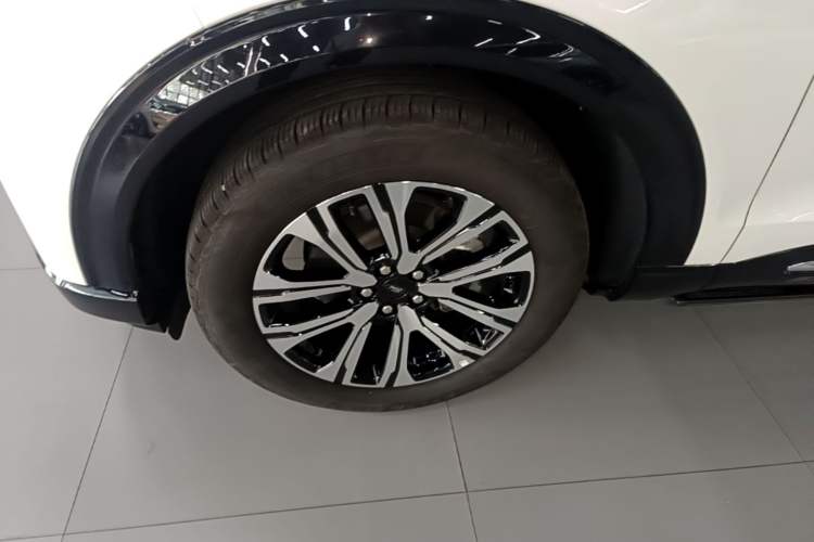 Used Ford Explorer 2024 2.3T EcoBoost Four-Wheel Drive Titanium Edition 6 Seats Left Front Wheel Hub