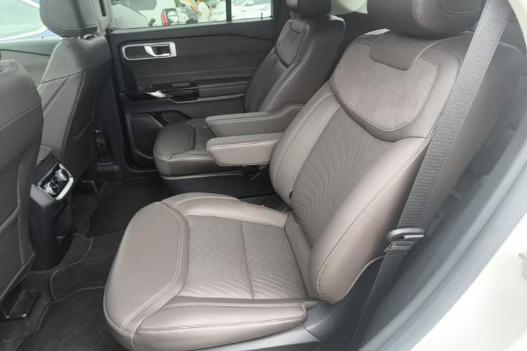 Used Ford Explorer 2024 2.3T EcoBoost Four-Wheel Drive Titanium Edition 6 Seats Left Rear Seat
