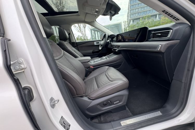Used Ford Explorer 2024 2.3T EcoBoost Four-Wheel Drive Titanium Edition 6 Seats Right Front Seat