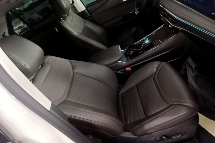 Used Ford Explorer 2024 2.3T EcoBoost Four-Wheel Drive Titanium Edition 6 Seats Right Front Seat