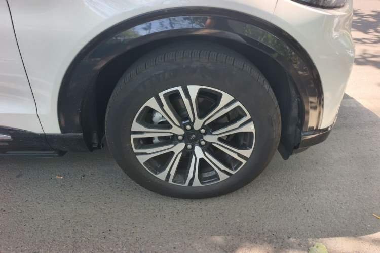 Used Ford Explorer 2024 2.3T EcoBoost Four-Wheel Drive Titanium Edition 6 Seats Right Front Wheel Hub