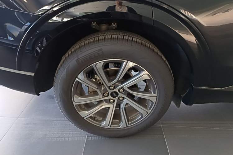 Used Ford Explorer 2025 2.3T EcoBoost Four-Wheel Drive Trail Edition 5 Seats Right Rear Wheel Hub