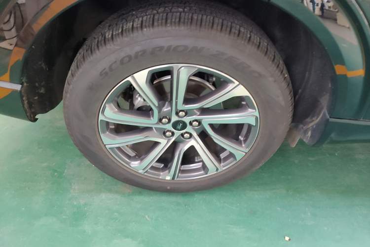 Used Ford Explorer 2025 2.3T EcoBoost Four-Wheel Drive Trail Edition 5 Seats Right Rear Wheel Hub