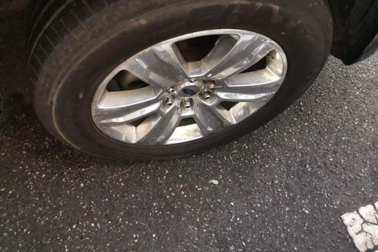 Used Ford F-150  Right Front Wheel Hub