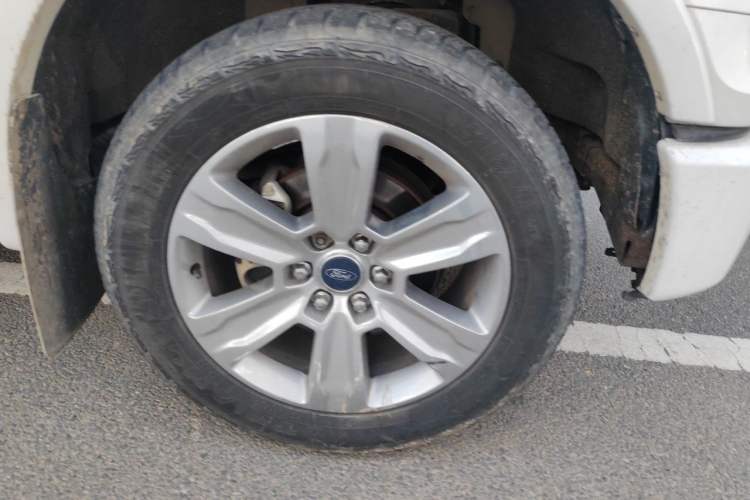 Used Ford F-150  Right Front Wheel Hub