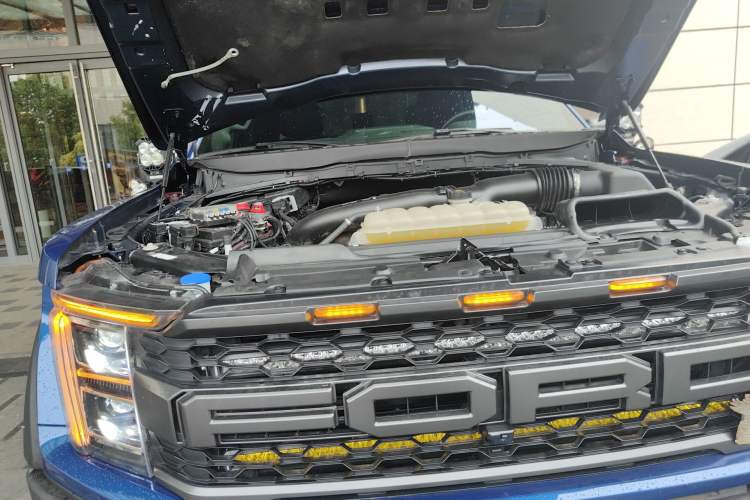 Used Ford F-150 Raptor 2022 3.5T Raptor Engine Bay Right