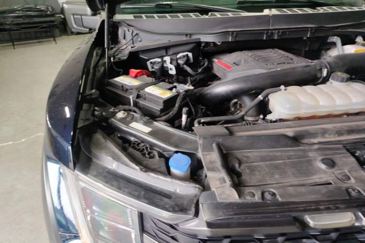 Used Ford F-150 Raptor 2023 3.5T Raptor Engine Bay Right