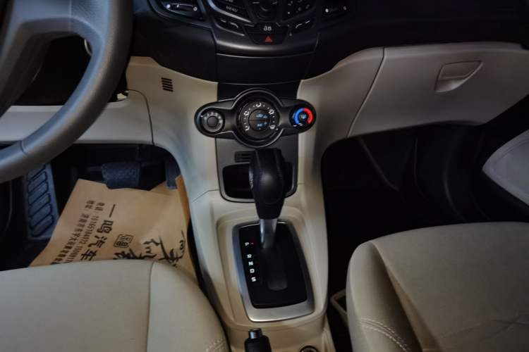 Used Ford Fiesta 2013 Sedan 1.5L Automatic Fashion Edition Gear Lever